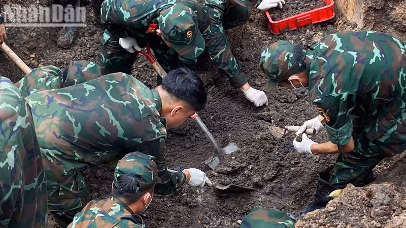 Forces search for and recover the remains of fallen soldiers in Area B of Le Thi Rieng Park. (Photo: nhandan.vn)