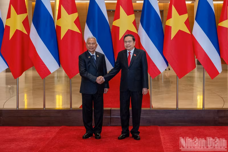 National Assembly (NA) Chairman Tran Thanh Man (right) welcomes President of the National Assembly and Speaker of the House of Representatives of Thailand Sophon Zaram. (Photo: nhandan.vn)