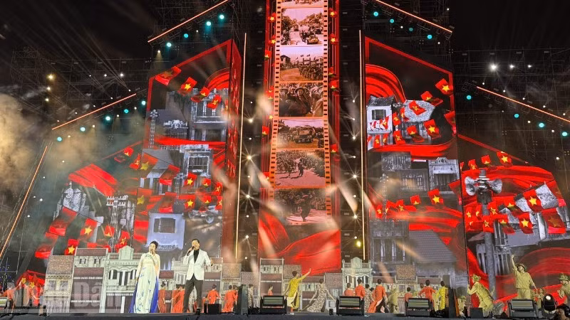 An elegant, heroic Ha Noi full of revolutionary spirit recreated on stage.