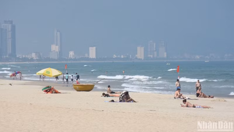 Tourists explore My Khe Beach in Da Nang. (Photo: ANH DAO)