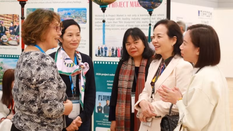 VFDA President Ngo Phuong Lan introduces international guests to the Da Nang Asian Film Festival and various filming locations in Viet Nam. (Photo: VFDA)