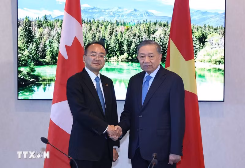 General Secretary of the Communist Party of Viet Nam Central Committee and President To Lam (right) meets with Toshiyuki Onuma, President of the International Civil Aviation Organisation (ICAO) Council, in Canada on September 25 (local time). (Photo: VNA)