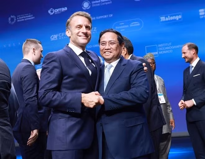 Prime Minister Pham Minh Chinh and French President Emmanuel Macron at the Blue Economy and Finance Forum. (Photo: VNA)