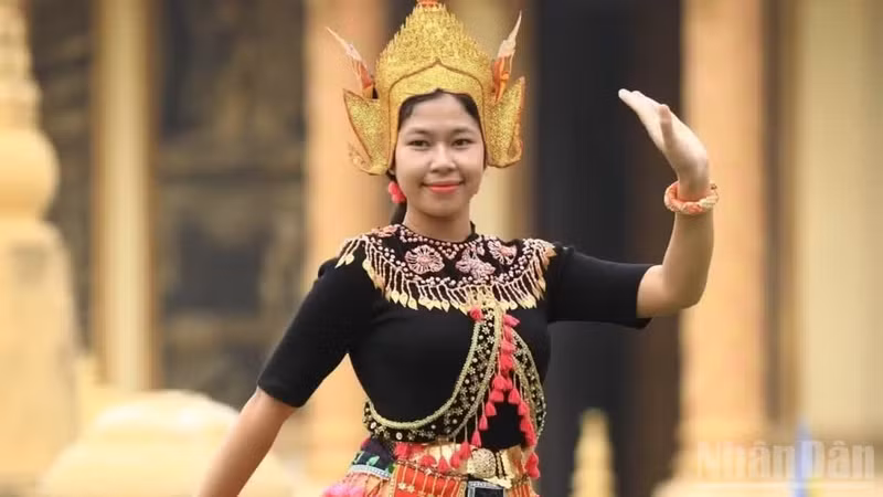 A Cham girl radiates joy in a traditional dance. (Photo: THANH DAT)