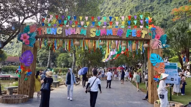 Thung Nham Ecotourism Area attracts large numbers of visitors seeking sightseeing, exploration, and immersive experiences.