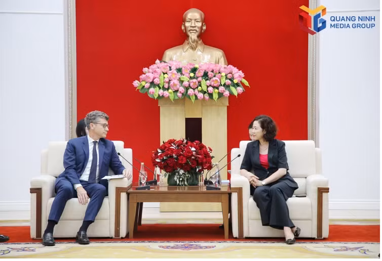 Vice Chairwoman of the Quang Ninh municipal People's Committee Vu Thi Mai Anh (right) meets with Jonathan Wallace Baker, UNESCO Representative to Viet Nam, on October 29, 2026. (Photo: baoquangninh.vn)