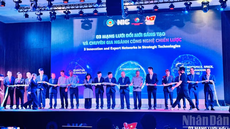 Deputy Prime Minister Nguyen Chi Dung and delegates take part in the announcement ceremony. (Photo: HNV)