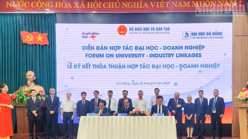The signing ceremony included cooperation agreements between universities, higher education institutions, and corporations, and businesses.