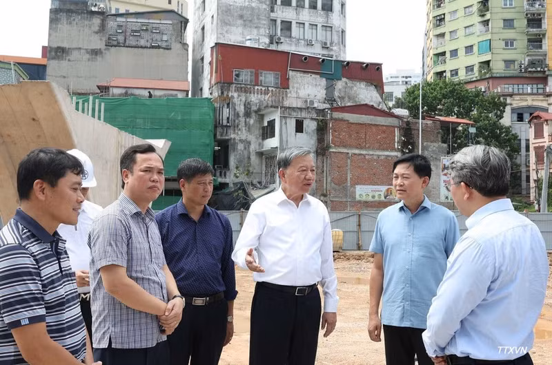 General Secretary of the Communist Party of Viet Nam (CPV) Central Committee and President To Lam (third, right) inspects the Hoang Cau–Voi Phuc section of the Ring Road No. 1 project. (Photo: VNA)