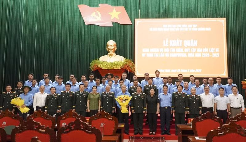 Officials and members of Team K53 in a group photo before the team's departure for the mission (Photo: VNA)
