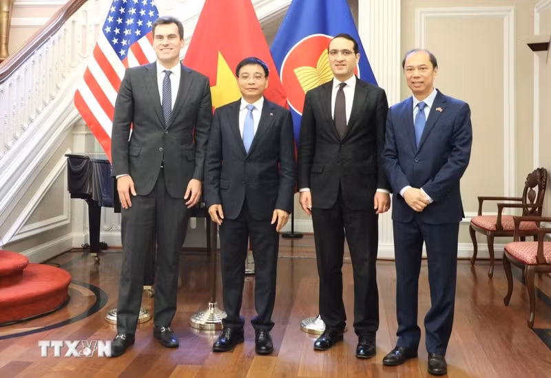 Deputy Prime Minister Nguyen Van Thang (second, from left) and US Department of Commerce officials, including Under Secretaries Jeffrey Kessler (second, from right) and William Kimmitt (first, from left). (Photo: VNA)