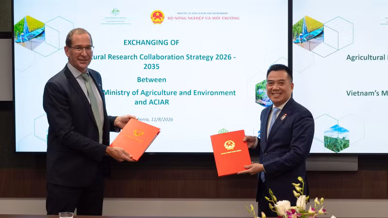 ACIAR Acting Chief Executive Officer Nick Austin and Deputy Minister of Agriculture and Environment Dang Ngoc Diep exchange the Agricultural Research Cooperation Strategy 2026-2035 between ACIAR and MAE in Canberra on August 11, 2026. (Photo: ACIAR)