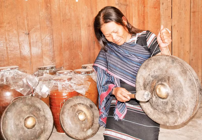 Meritorious Artisan Tounéh Ma Bio introduces a treasured set of gongs belonging to the Chu Ru people.