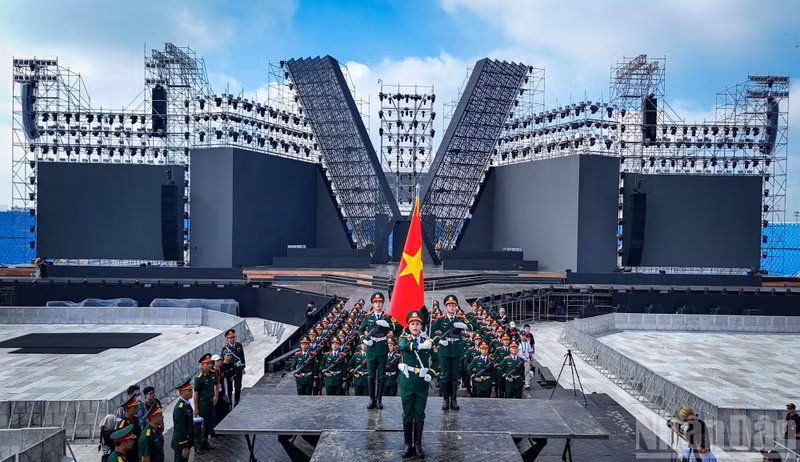 The re-enactment of a military parade at Red Square, expected to take place during the “To quoc trong tim” concert, has attracted great interest. (Photo: THANH DAT)