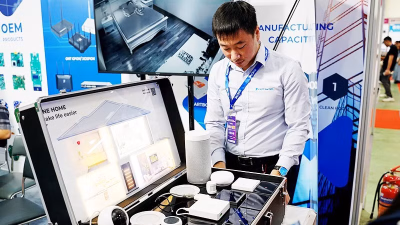 Smart electrical devices developed by VNPT Technology showcased at a technology exhibition. (Photo: NAM ANH)
