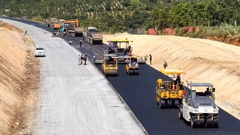 Contractors are accelerating work on packages under Phase 1 of the Buon Ma Thuot–Khanh Hoa Expressway Project. (Photo: QUOC DUNG)
