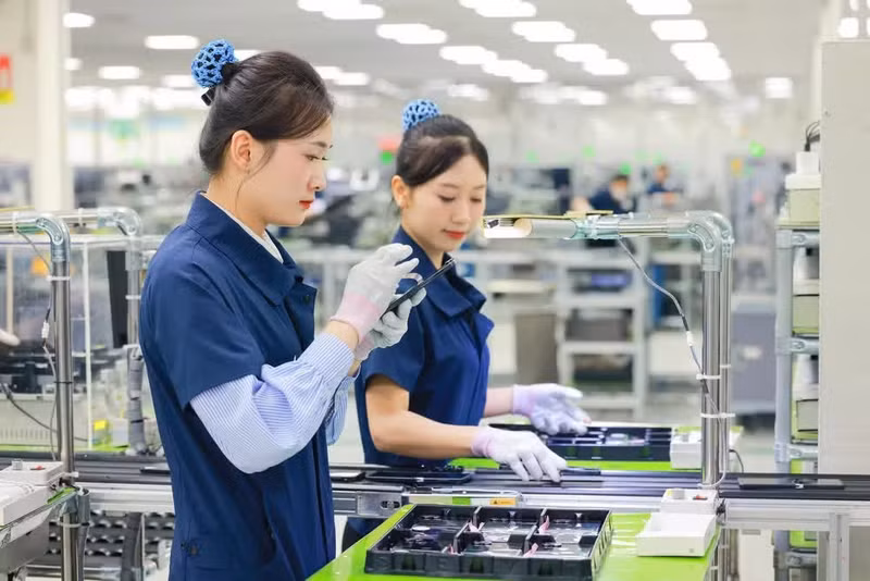 samsung-employees-are-working-on-the-production-line-3jpg.jpg