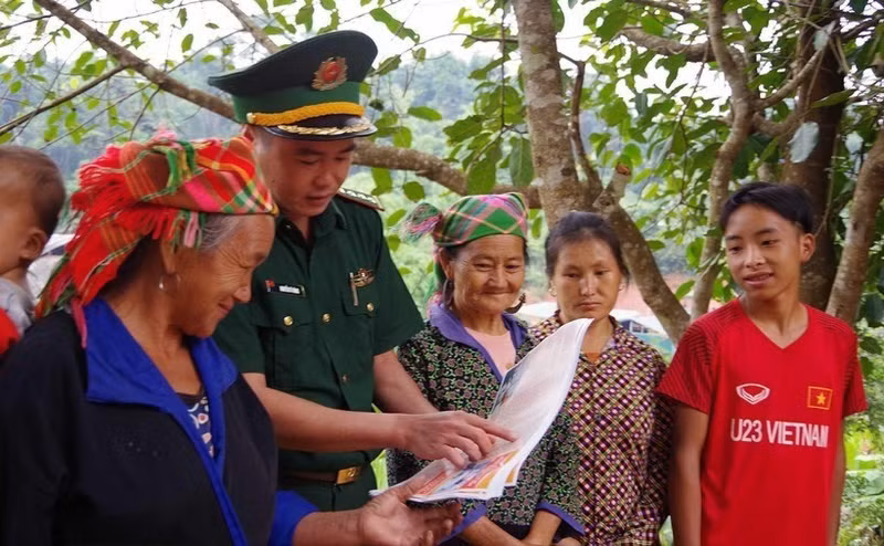 A border guard officer conducts communication activities on human trafficking prevention. (Photo: VNA)