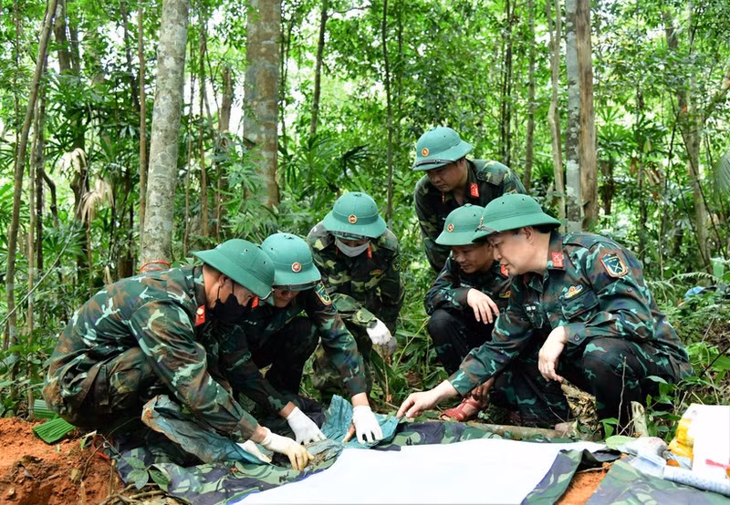 Officers and soldiers recover martyrs’ remains in the area of Khe Cay Loi Hill, Huong Lap commune, Quang Tri province. (Photo: VNA)