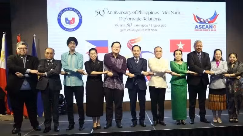 Minister of Foreign Affairs Le Hoai Trung, the Philippine Ambassador to Viet Nam, and ambassadors and representatives of ASEAN member states in Viet Nam at the ceremony. (Photo: Thanh Long)