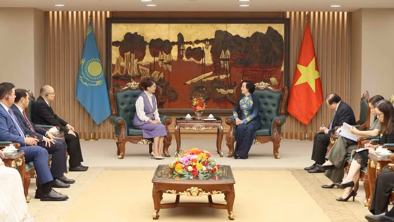 Deputy Prime Minister Pham Thi Thanh Tra (right) receives Deputy Prime Minister and Minister of Culture and Information of Kazakhstan in Ha Noi on August 26 (Photo: VNA)