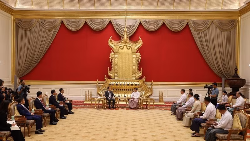 Minister of Foreign Affairs Le Hoai Trung holds meetings with Myanmar President Min Aung Hlaing. (Photo: VNA)