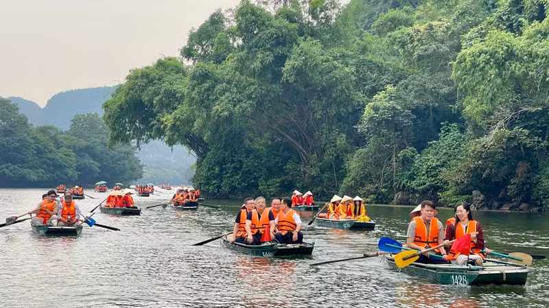 Delegates visit Trang An Ecotourism Complex. (Photo: YEN TRINH)