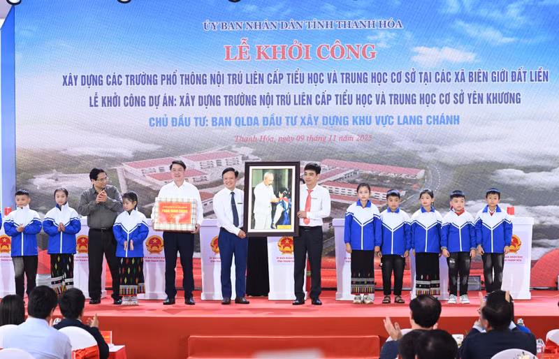 Prime Minister Pham Minh Chinh presents gifts to students of the Yen Khuong Inter-level Primary and Junior Secondary Boarding School.