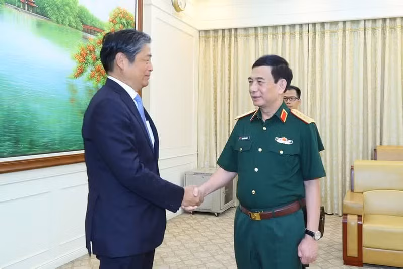The meeting between General Phan Van Giang (R), Deputy Prime Minister and Minister of National Defence, and Japanese Ambassador to Viet Nam Ito Naoki in Ha Noi on July 8, 2026. (Photo: Ministry of National Defence)
