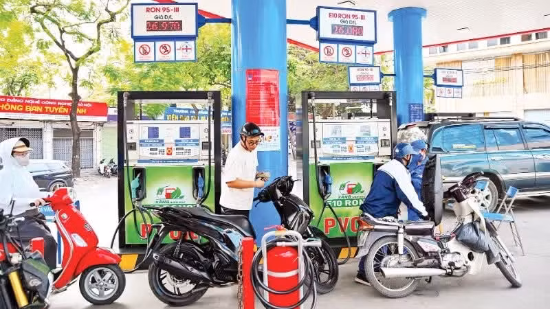 People buy petrol at a fuel retail outlet on Thai Thinh Street, Ha Noi.