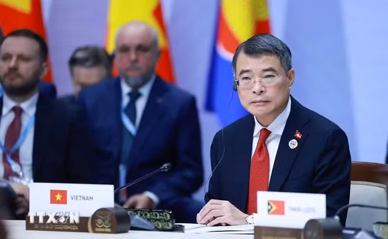 Prime Minister Le Minh Hung addresses the plenary session of the ASEAN–Russia Commemorative Summit marking 35 years of dialogue relations in Kazan, Russia. (Photo: VNA)