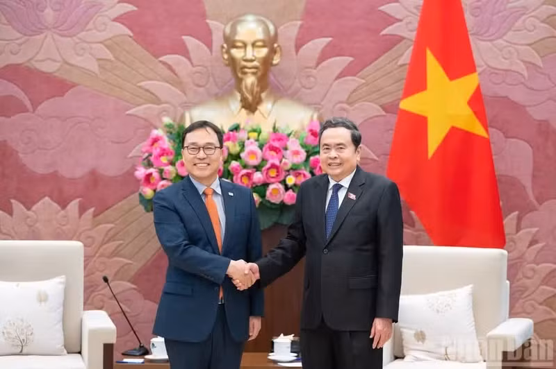 NA Chairman Tran Thanh Man (R) and outgoing RoK Ambassador to Viet Nam Choi Young Sam (Photo: nhandan.vn)