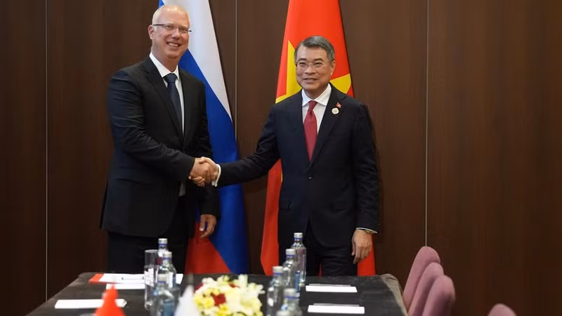 Prime Minister Le Minh Hung (R) and Kirill Dmitriev, CEO of the Russian Direct Investment Fund (RDIF). (Photo: VOV)