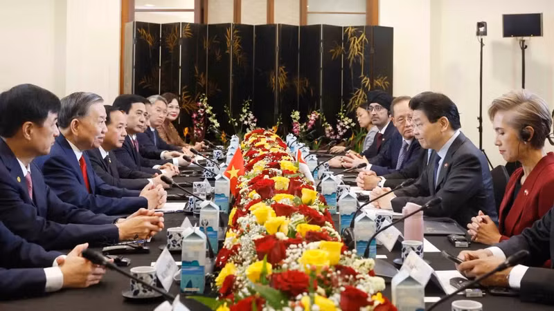Party General Secretary and State President To Lam holds talks with Singaporean Prime Minister Lawrence Wong. (Photo: VNA)