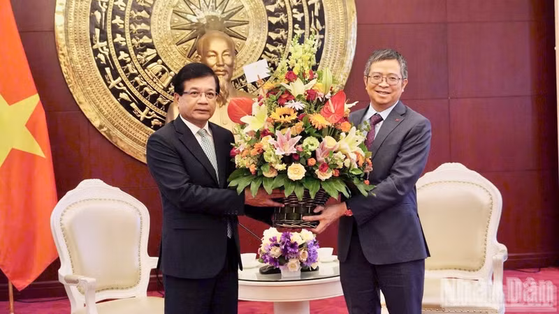 Lao Ambassador to China Somphone Sichaleune presents flowers to Vietnamese Ambassador to China Pham Thanh Binh to congratulate Viet Nam on its 81st National Day. (Photo: VI SA)