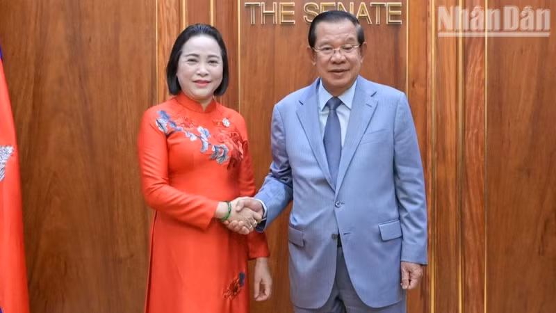Cambodian Senate President Samdech Techo Hun Sen welcomes NA Vice President Nguyen Thi Thanh. (Photo: nhandan.vn)