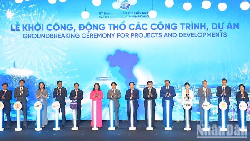 Central and Tay Ninh provincial leaders press the button to announce and commence construction of projects at the 2026 Investment Promotion Conference.