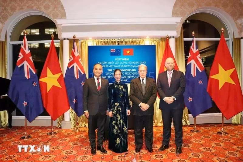 Vietnamese Ambassador to New Zealand Phan Minh Giang (left) and his spouse pose for a photo with New Zealand Minister of Foreign Affairs Winston Peters and Deputy Minister of Foreign Affairs Grahame Morton at the celebration ceremony. (Photo: VNA)