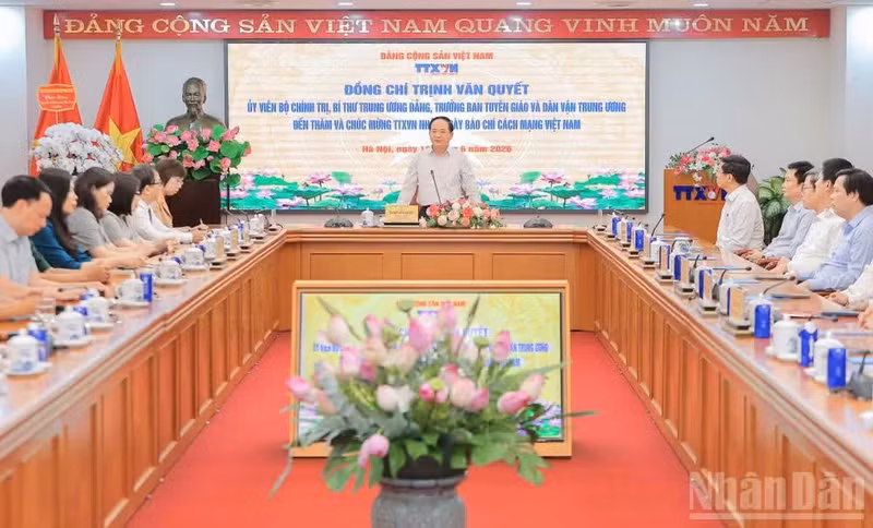 Head of the Party Central Committee’s Commission for Information, Education and Mass Mobilisation Trinh Van Quyet congratulatates VNA on the 101st anniversary of the Vietnamese Revolutionary Press Day (Photo: nhandan.vn)