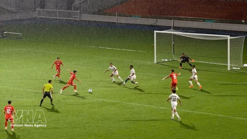 Viet Nam's U23 players attack against Kuwait’s defence. (Photo: VNA)