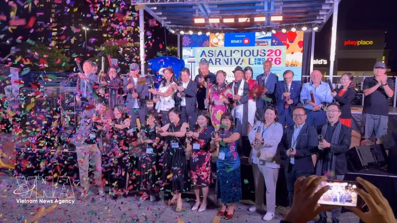 Members of the organisers set off fireworks to open the Asialicious Carnival 2026. (Photo: VNA)