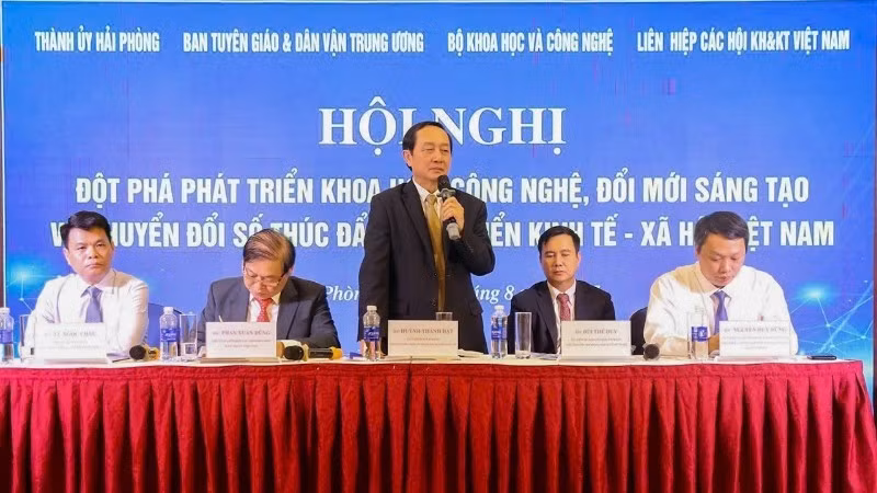 Huynh Thanh Dat, Member of the Party Central Committee and Deputy Head of the Party Central Committee’s Commission for Communications, Education and Mass Mobilisation, speaks at the conference.