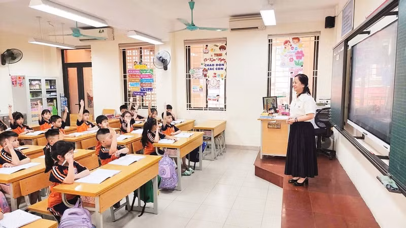 A lesson at Thang Long Primary School (Ha Noi).