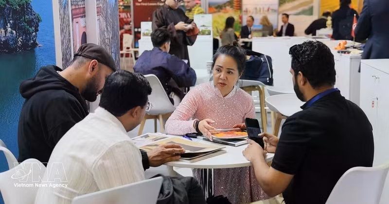 A representative of a Vietnamese enterprise shows it products at ITB Berlin 2026. (Photo: VNA)