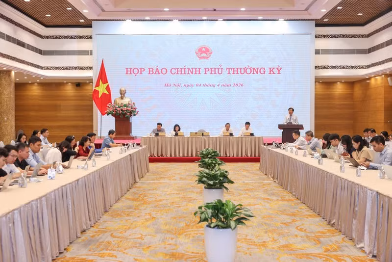 The monthly Cabinet press briefing on April 4 (Photo: baochinhphu,vn)