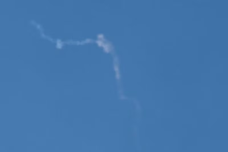 A trail of smoke seen over Jerusalem as Israel’s defence system intercepts missiles launched from Iran, June 8, 2026. (Photo: Xinhua/VNA)