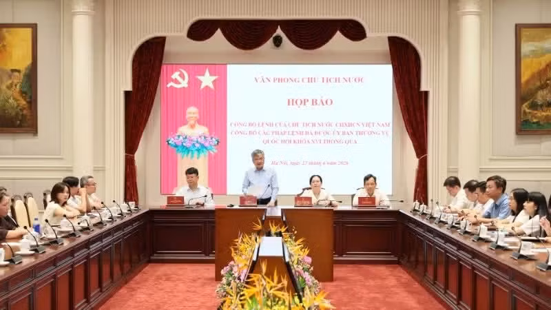 Deputy Head of the Presidential Office Can Dinh Tai chairs the press conference on June 23. (Photo: nhandan.vn)