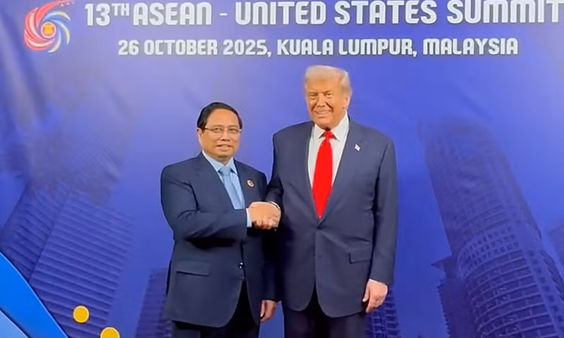 Prime Minister Pham Minh Chinh (left) has a brief meeting with US President Donald Trump (Photo: VNA)