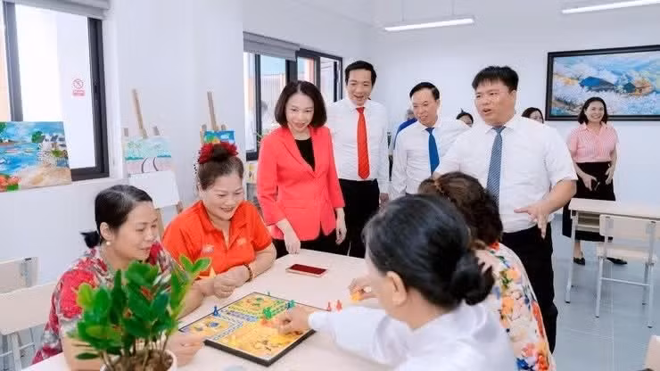 City leaders visit a healthcare model for elderly residents in Long Bien Ward.