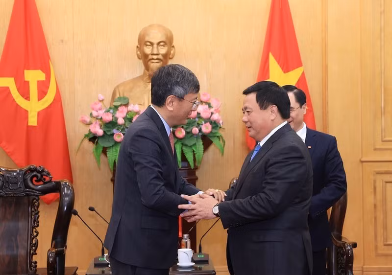 Nguyen Xuan Thang, Chairman of the Central Theory Council and President of the Ho Chi Minh National Academy of Politics meets with Indian Ambassador to Vietnam Tshering W. Sherpa. (Photo: VNA)